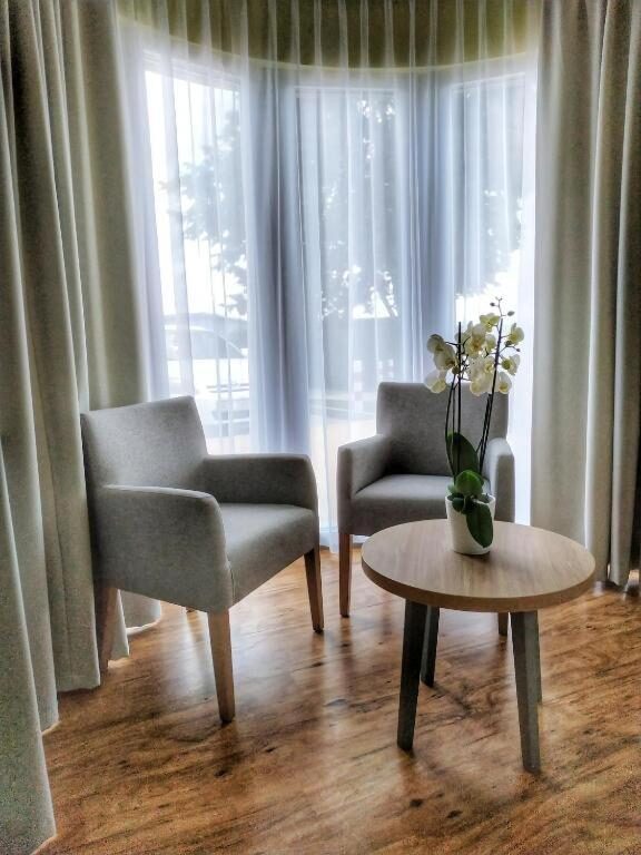 Sandacz Otmuchów - quiet seating corner with daylight and orchids